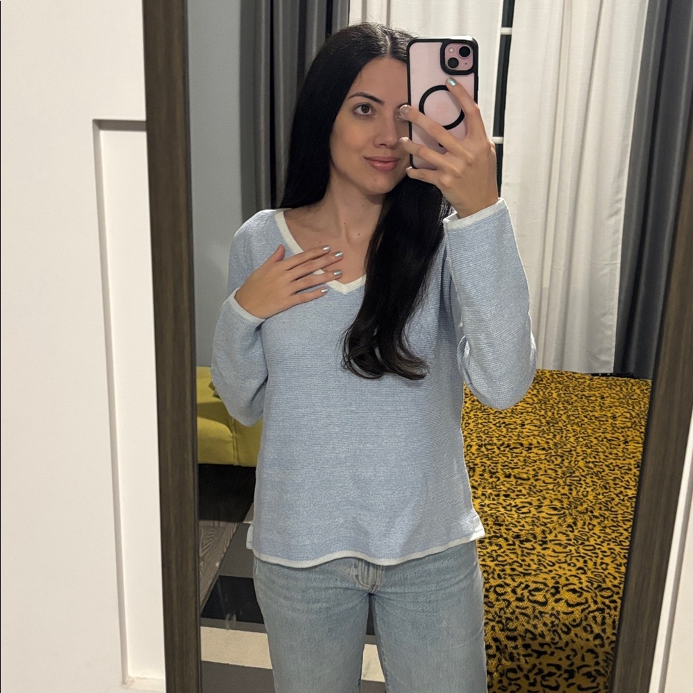 NEW V-Neck Top🩵 - Picture 5 of 6